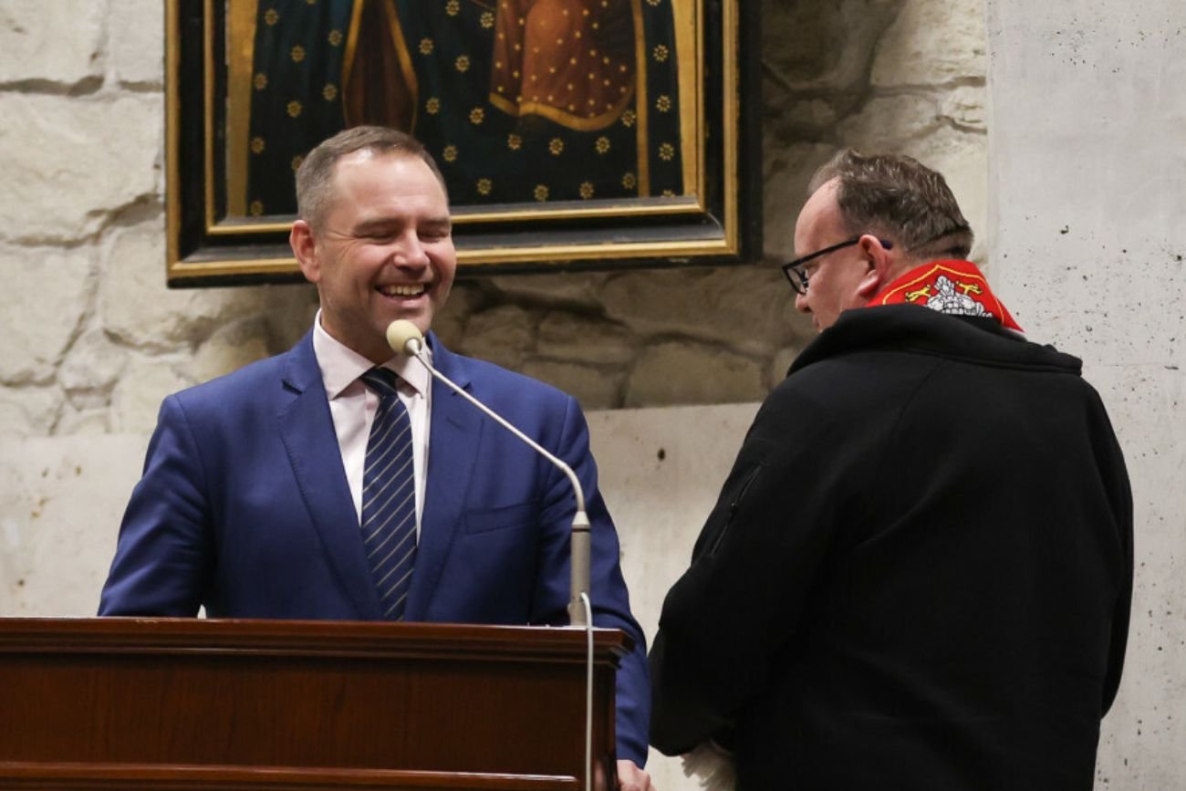 Ciąg dalszy skandalu z Nawrockim na Jasnej Górze. Uwagę zwróciło to zachowanie duchownego.