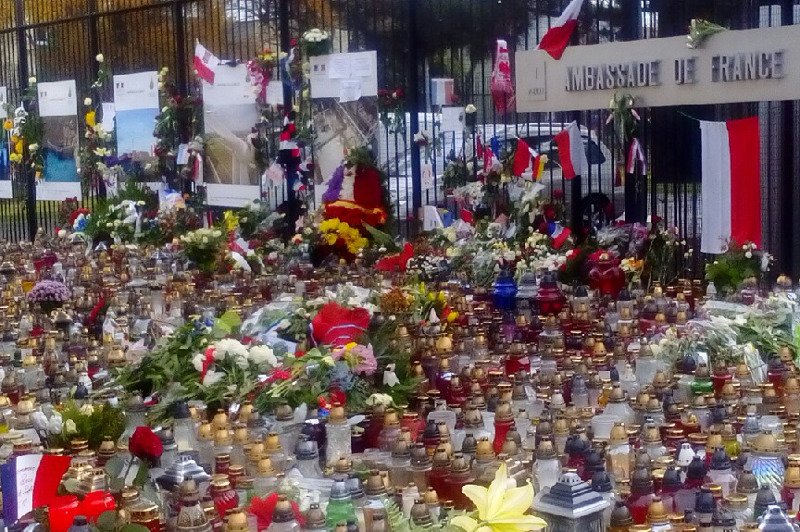 Ambasada Francji w Polsce. To właśnie tutaj Polacy składają znicze i kwiaty w geście solidarności z Francją.
