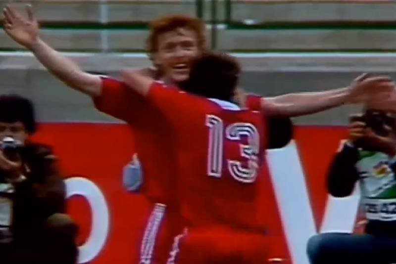 Zbigniew Boniek cieszy się po zdobyciu bramki dla reprezentacji Polski