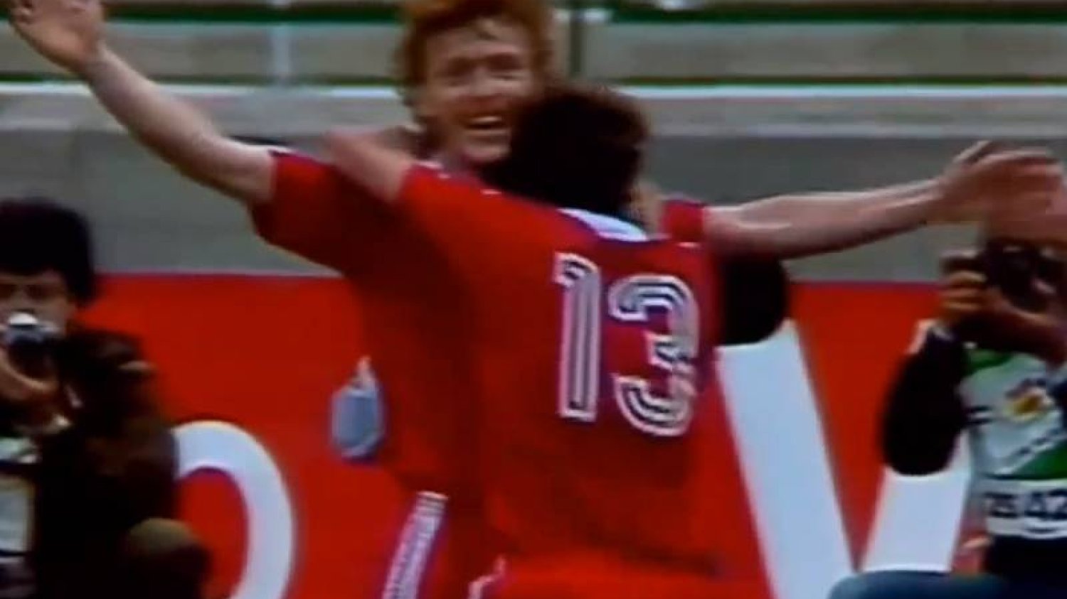 Zbigniew Boniek cieszy się po zdobyciu bramki dla reprezentacji Polski