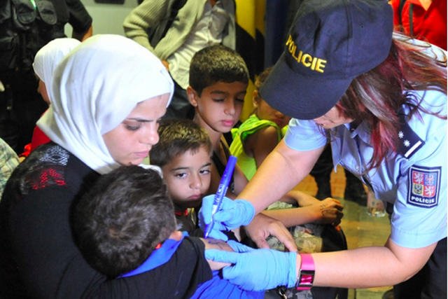 Czescy policjanci numerowali uchodźców.