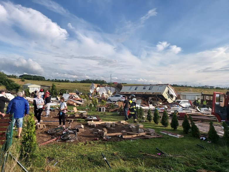Dramatyczna sytuacja w gminie Ustronie Morskie po przejściu trąby powietrznej. Zupełnie zdewastowanych zostało 8 domków, w których wypoczywali turyści. Dwie osoby zostały ranne. 