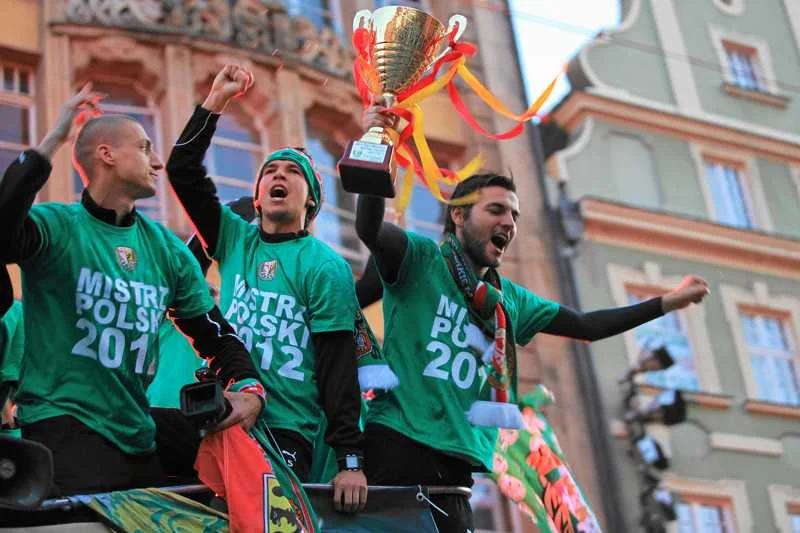 Piłkarze Śląska cieszą się ze zdobycia tytułu. Dziś pierwszego z lewej - Piotra Celebana - nie ma już we Wrocławiu.