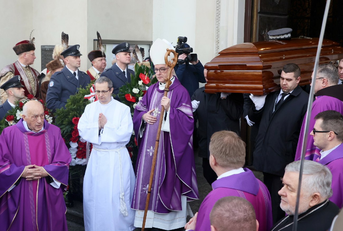 Pogrzeb Mirosława Hermaszewskiego. Tłum żegnały słynnego generała [GALERIA].