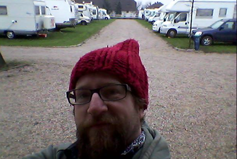 Życie w kamperze w mieście? Witold Zbijewski udowadnia, że to możliwe.