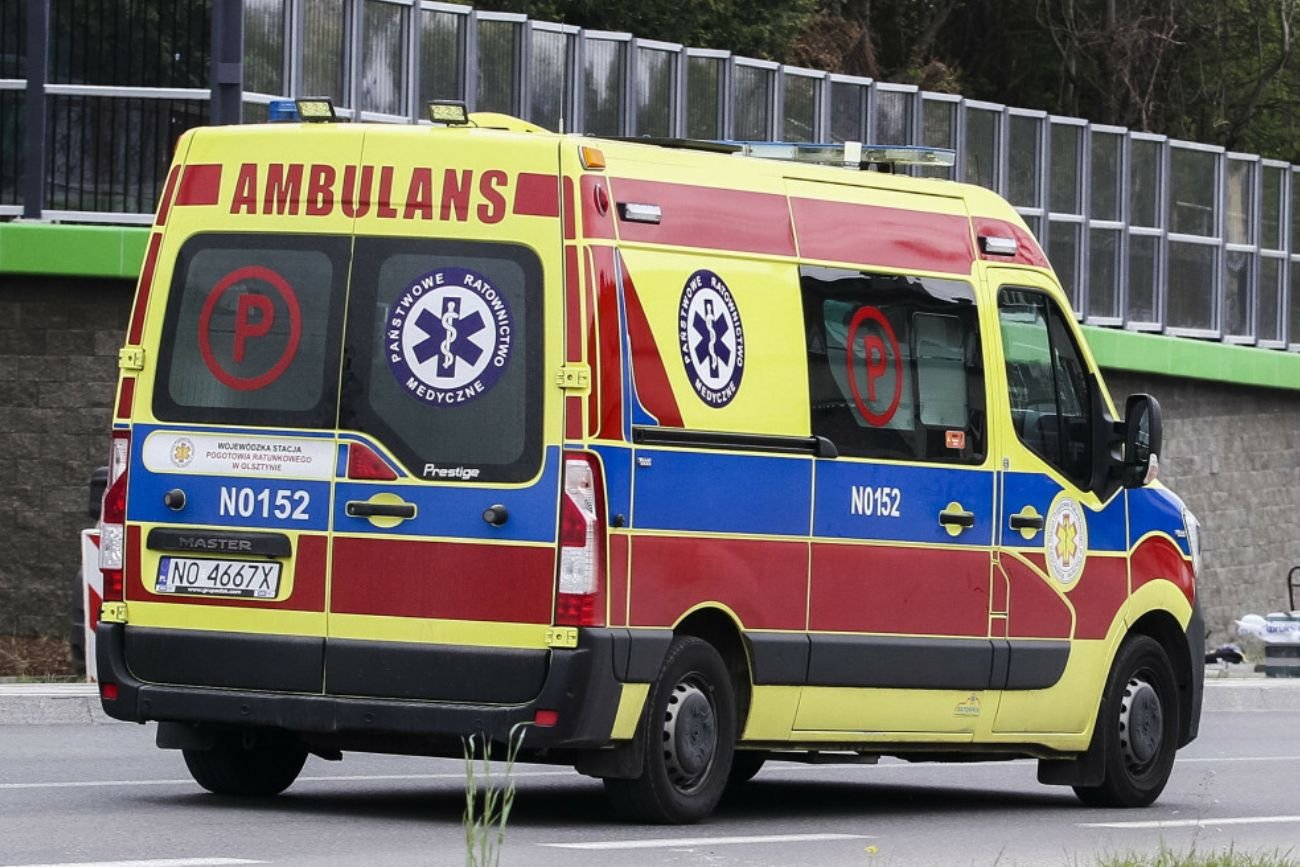Pomagali ciężarnej. Ratowników nagle zaatakował pijany mężczyzna. Atak na ratowników medycznych w Lesznie. Byli w trakcie pomagania ciężarnej.