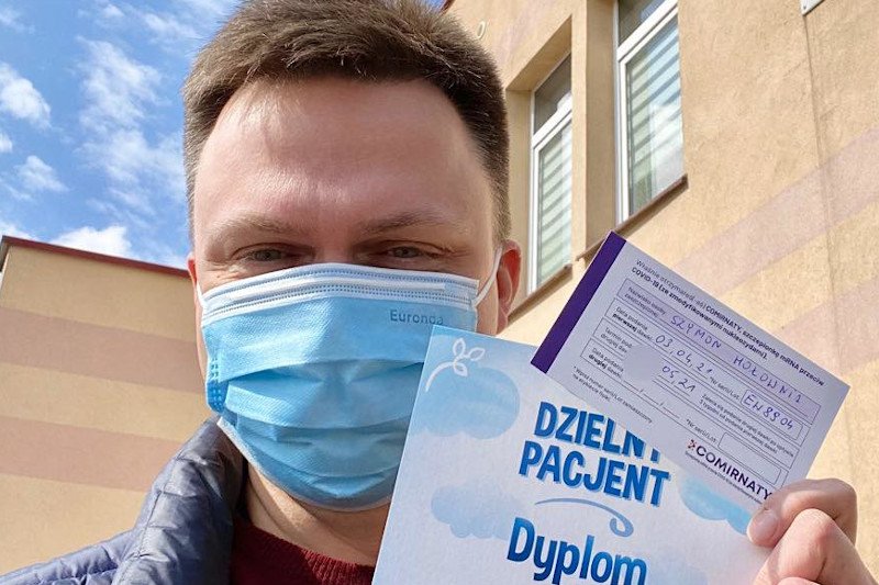 Szymon Hołownia jest krytykowany, że zaszczepił się na covid-19. Skorzystał na "błędzie systemu".