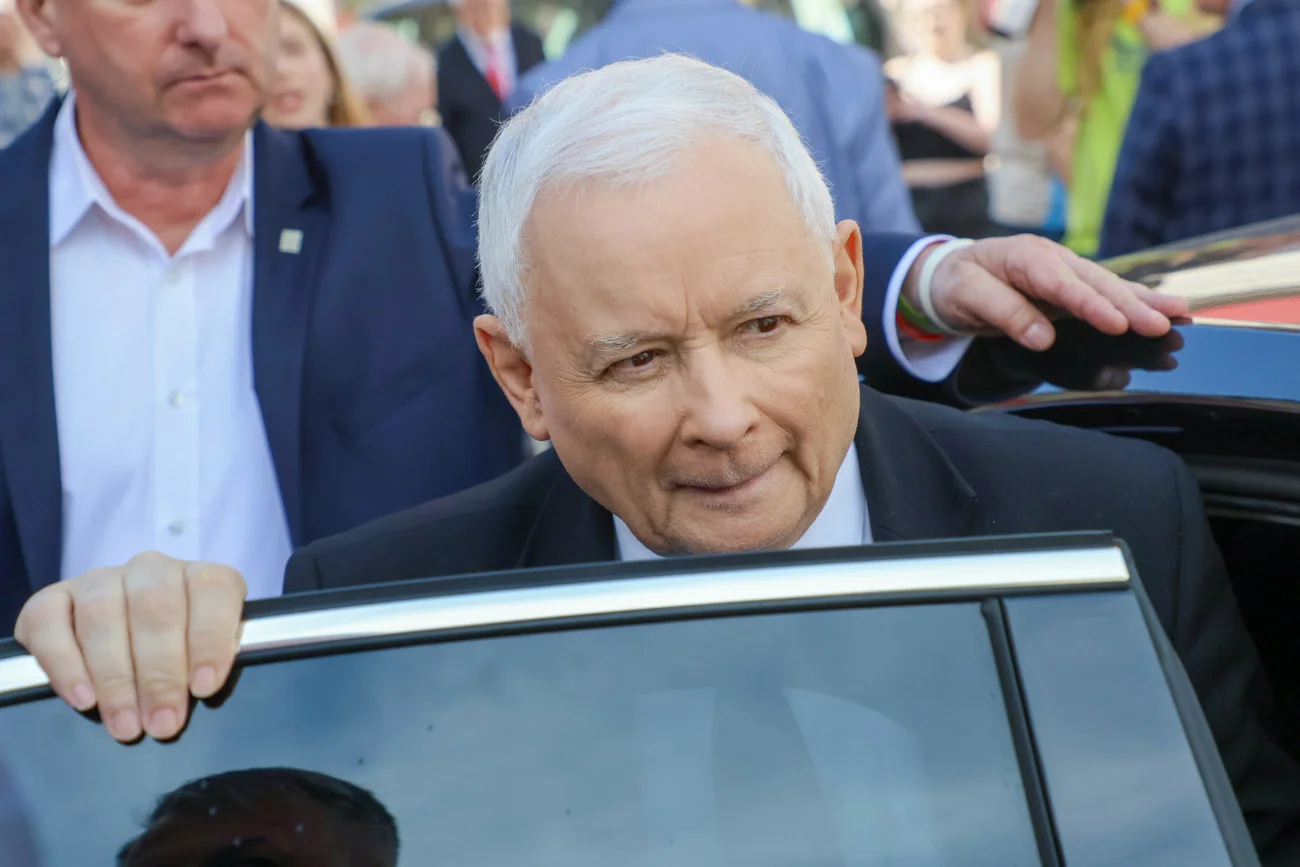 PiS grzmi, bo policja zatrzymała limuzynę Kaczyńskiego po proteście. Zapytaliśmy o to w KSP Jarosław Kaczyński