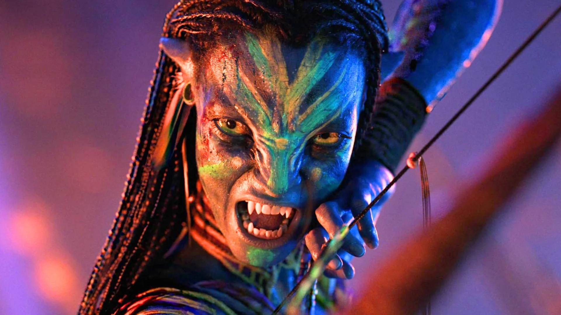 Zoe Saldaña jako Neytiri w filmie "Avatar: Ogień i popiół"