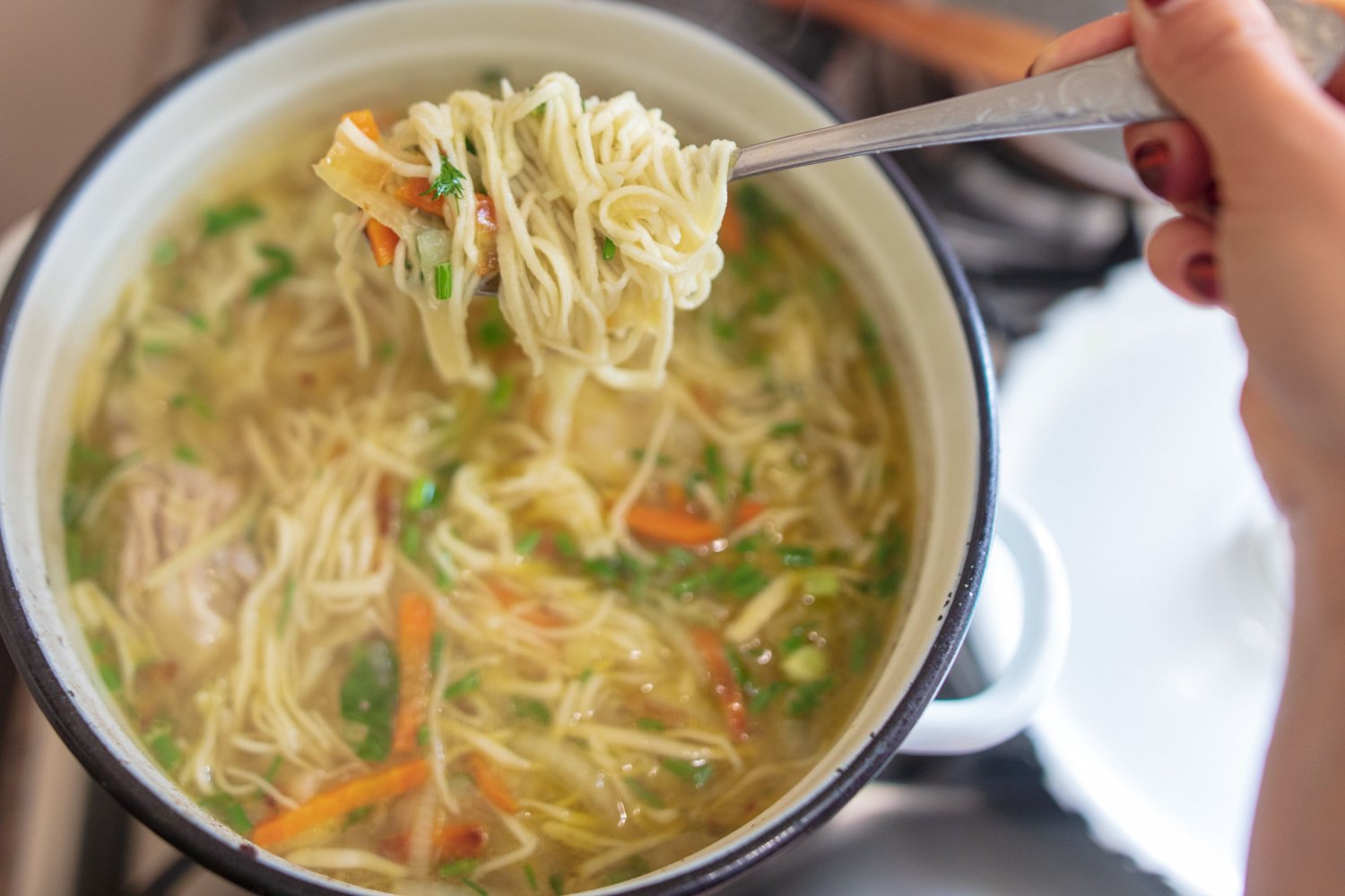 Jaki makaron jest najgorszy do rosołu? Polacy wciąż kupują go bardzo często.
