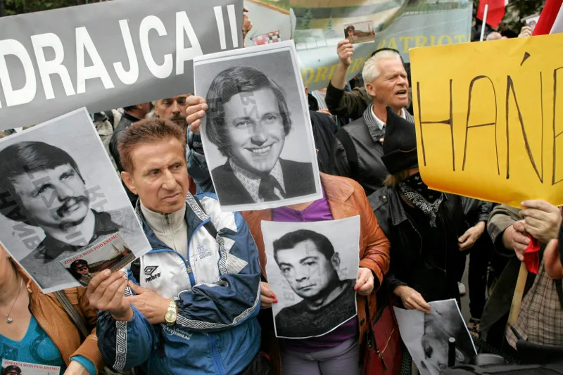 Protesty podczas pogrzebu gen. Wojciecha Jaruzelskiego na Powązkach.