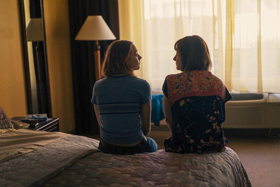 Relacje matki i córki często są skomplikowane, a dorosła już córka za wszelką cenę stara się nie popełnić tych samych rodzicielskich błędów