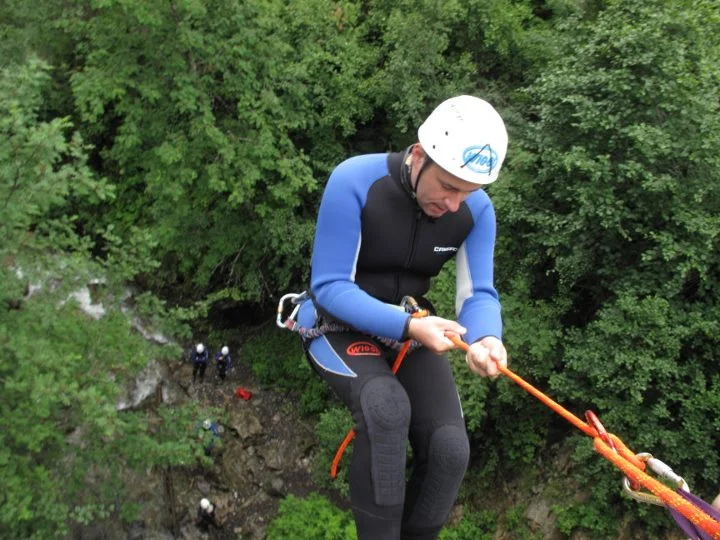 Zjazd z mostu do rwącego potoku. Kto tu się nie zlęknie, to poradzi sobie i z dalszą trasą canyoningu.