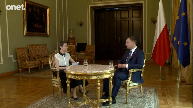 Ubiór dziennikarki choć bardziej elegancki, to jedak pozostawia sporo do życzenia
