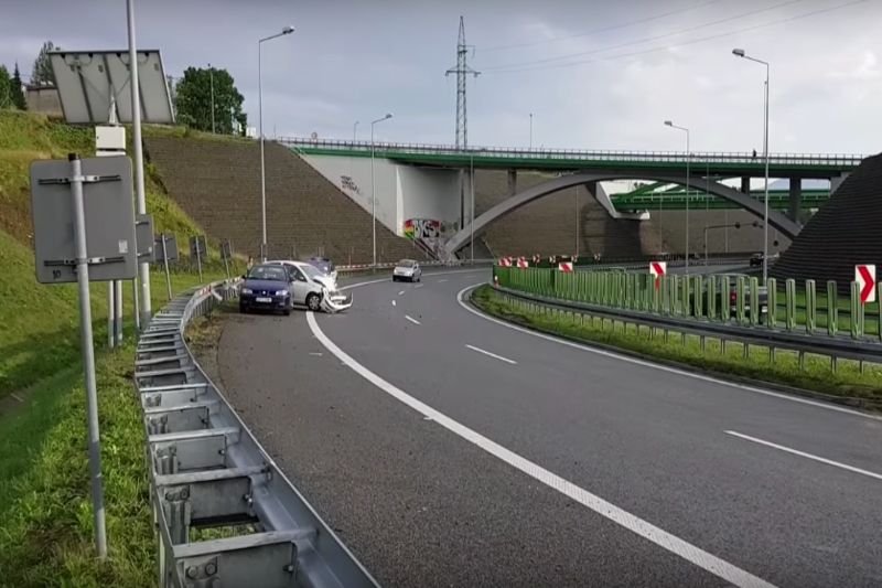 Chociaż policja była na miejscu i obsługiwała inną kolizję, to i tak nie sprawiło, że inny samochód zwolnił... Oto "zakręt idiotów" na S–1.