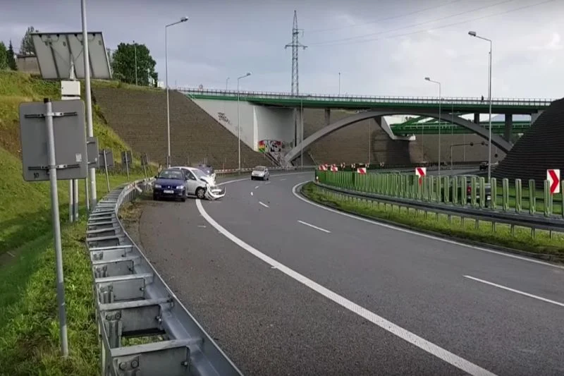 Chociaż policja była na miejscu i obsługiwała inną kolizję, to i tak nie sprawiło, że inny samochód zwolnił... Oto "zakręt idiotów" na S–1.