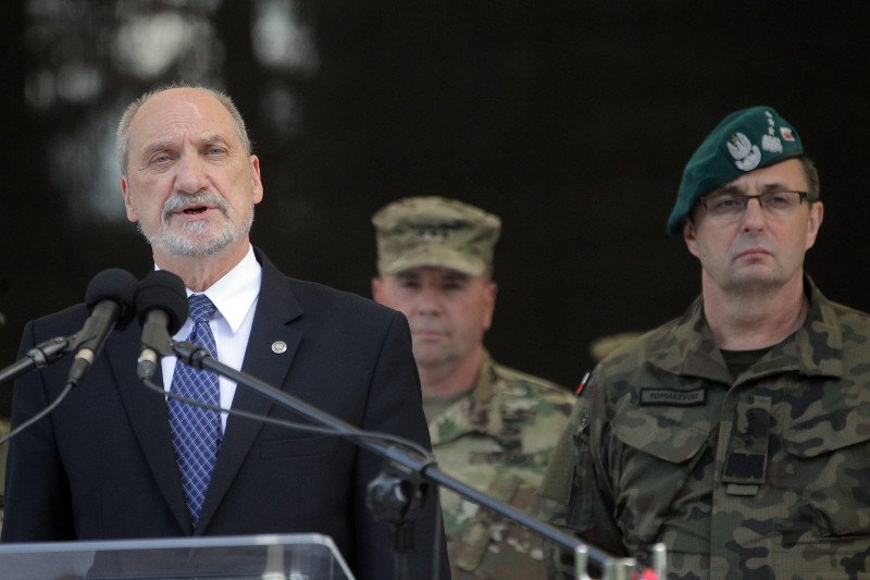 Minister Macierewicz postawił na swoim. Obok nazwisk żołnierzy poległych w II WŚ odczytane zostaną nazwiska ofiar wypadku lotniczego w Smoleńsku.