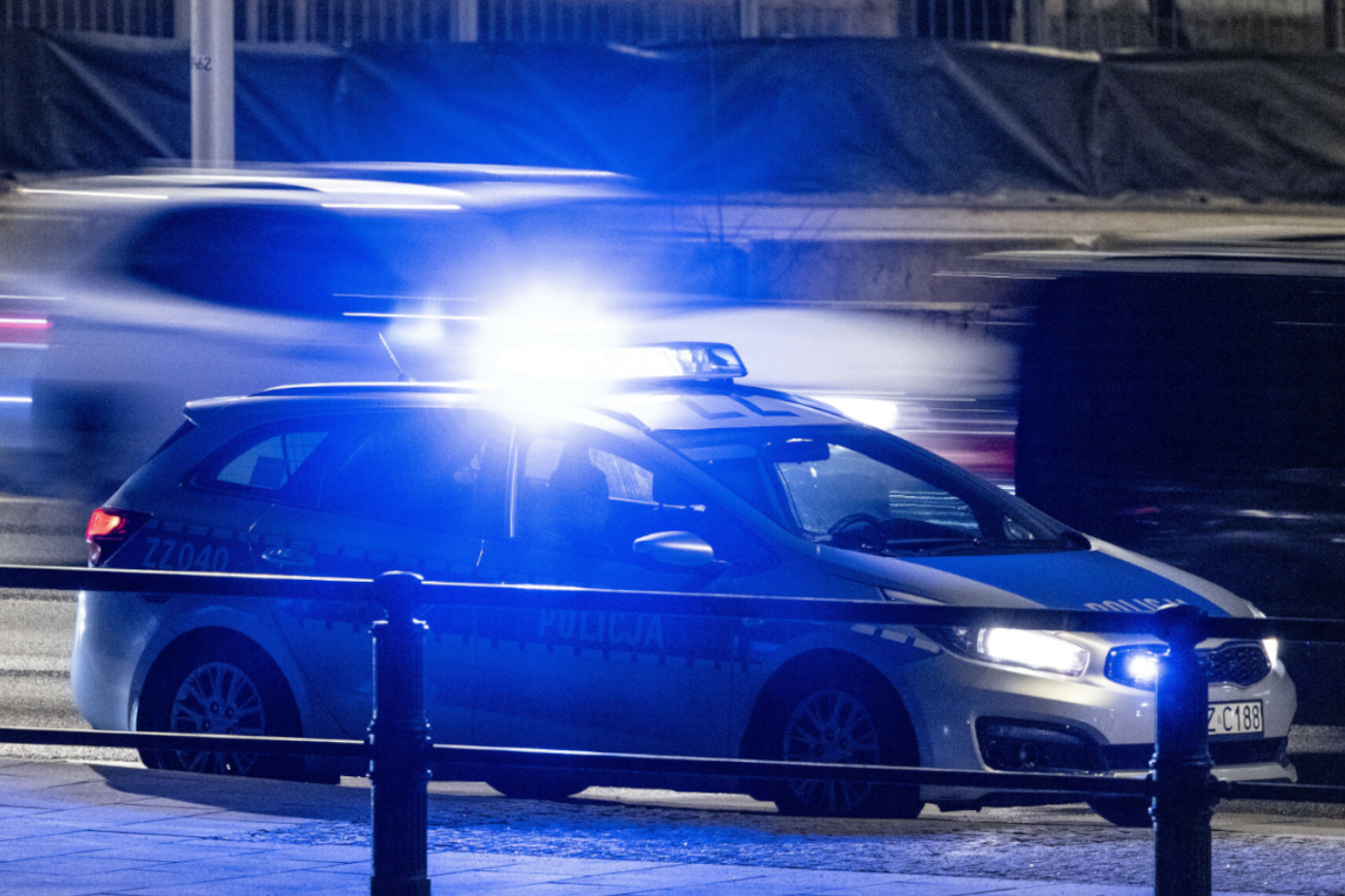 Szokujący incydent w lokalu wyborczym. Mężczyzna położył pistolet na kartę do głosowania.