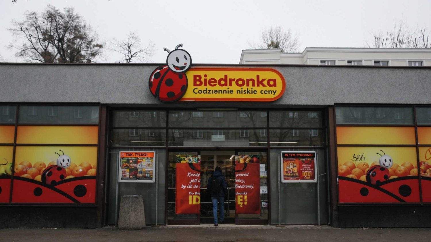 Biedronka ogłasza ważne zmiany. Pilny komunikat tuż przed Wszystkimi Świętymi. Biedronka zmienia godziny otwarcia przed Wszystkimi Świętymi.