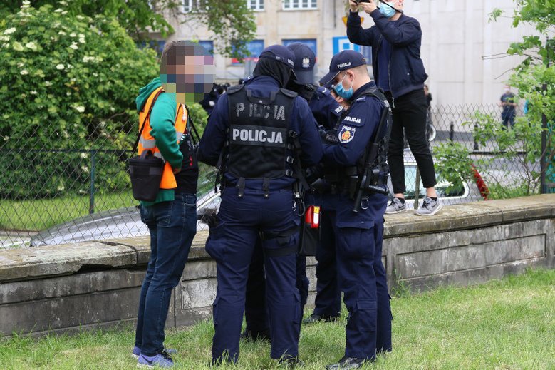 Mężczyzna, który puścił bąka przy policjantach został skazany na 20 godzin prac społecznych. (zdjęcie ilustracyjne)