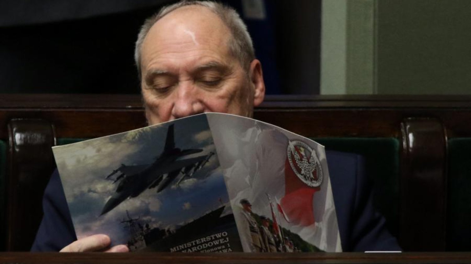 Jeden z internautów polecił szefowi MON Antoniemu Macierewiczowi zmianę lektur