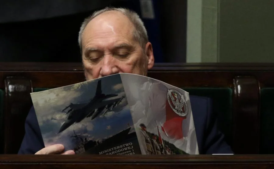 Jeden z internautów polecił szefowi MON Antoniemu Macierewiczowi zmianę lektur