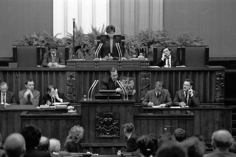 9 lutego 1990 roku. Sejm RP zaakceptował kształt nowego godła.