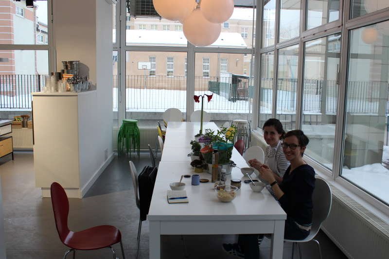 Oto Little Chef: stół przy którym dzieci jedzą stworzone przez siebie posiłki. Po prawej Katia, po lewej jedna z nauczycielek - Arletta Kulesza