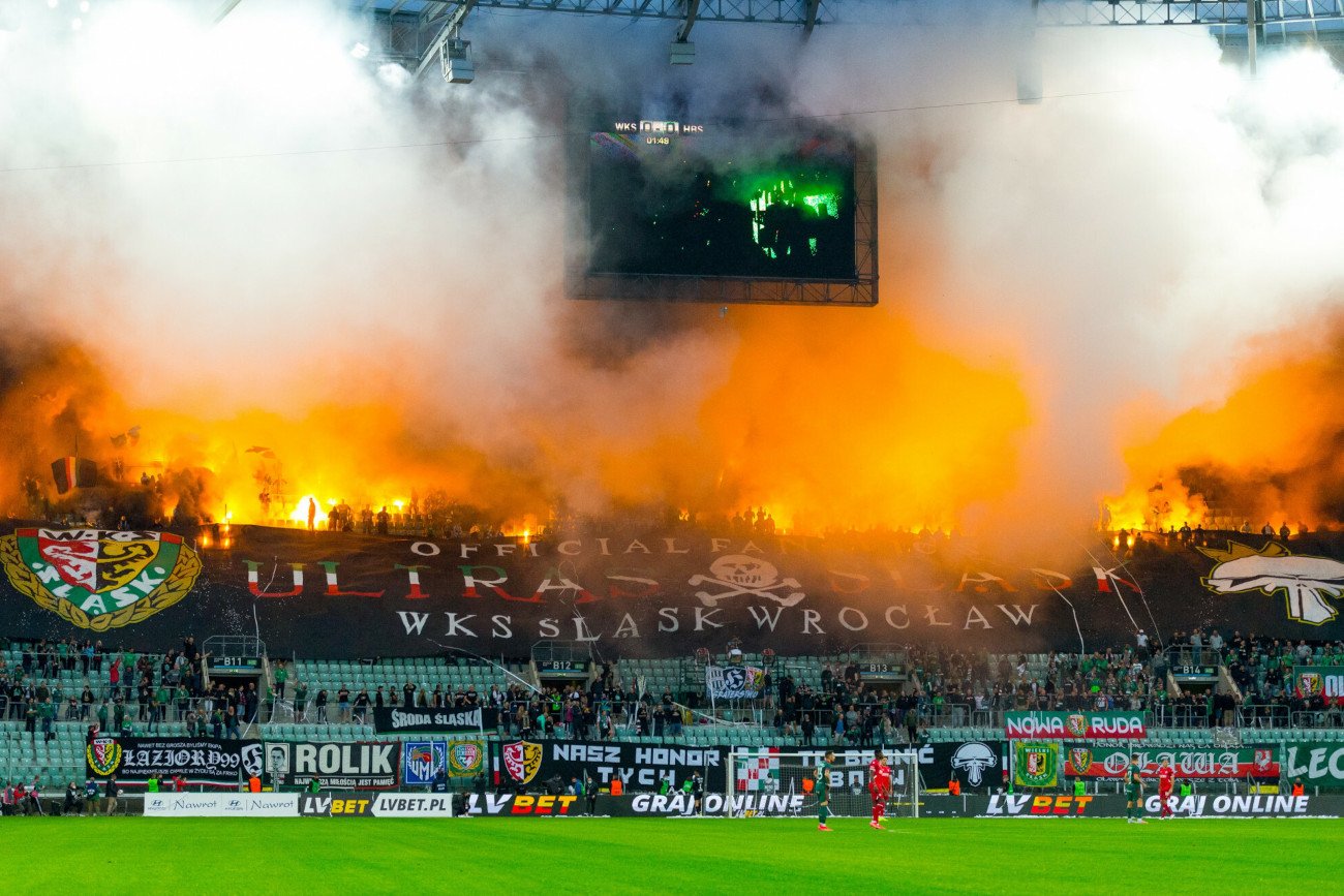 Te sceny ze stadionu we Wrocławiu sprawiły, że mecz pucharowy Śląska przerwano na prawie 20 minut