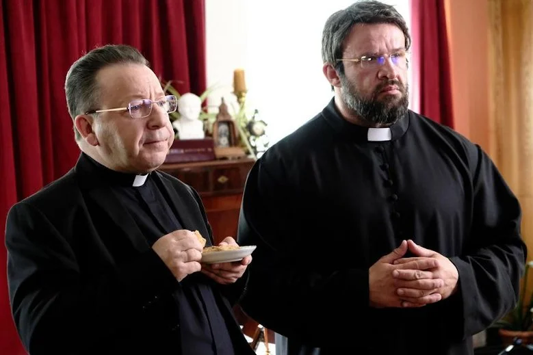 Na palcu "księdza" widać odciśnięty ślad po obrączce.