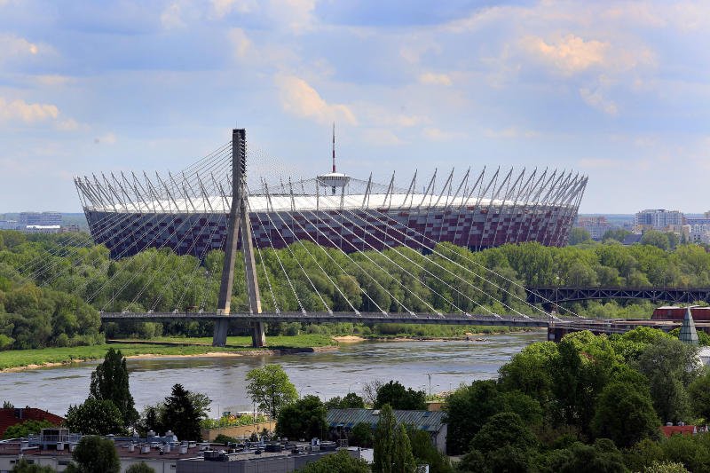 Grupa mężczyzn z Bytomia szła Mostem Świętokrzyskim na Stadion Narodowy.