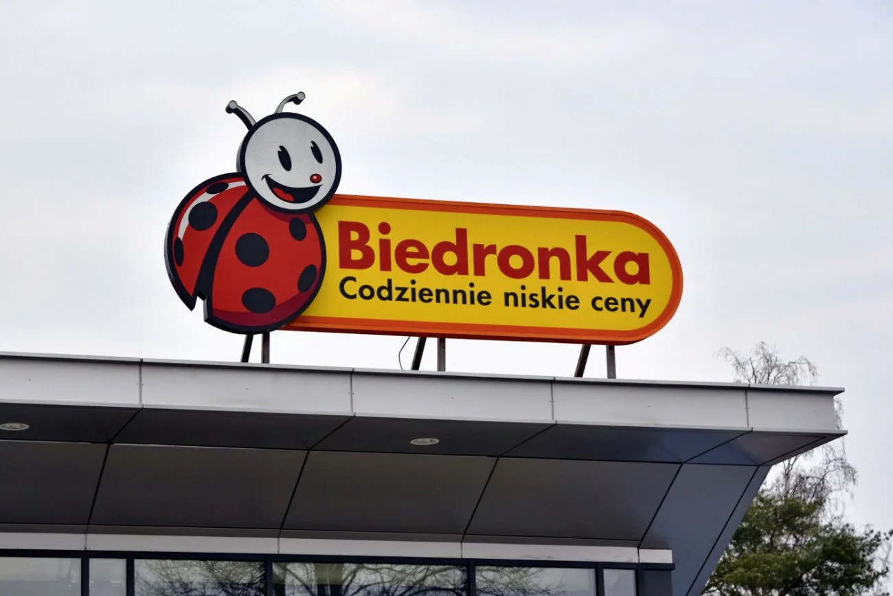 Polki pokochały te perfumy do prania. Pojawił się nowy wariant i to w korzystnej cenie. Polki kochają te perfumy do prania z Biedronki. Pachną jak zapach Channel.