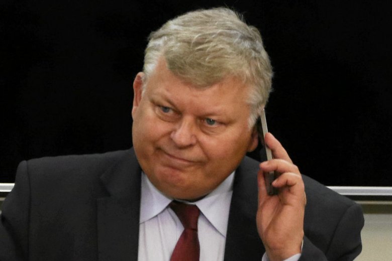 Marek Suski tłumaczył się z "chińskiego prezentu" – telefonu Huawei otrzymanego od Chińczyków.