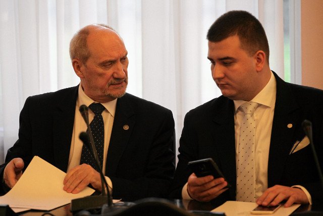 Bartłomiej Misiewicz i szef MON Antoni Macierewicz.