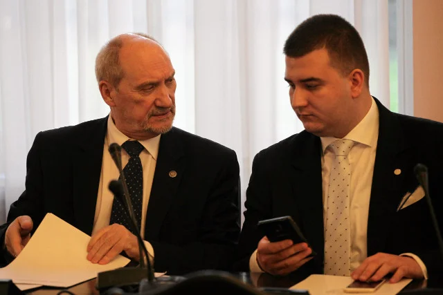Bartłomiej Misiewicz i szef MON Antoni Macierewicz.