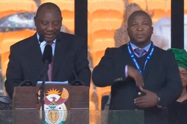 Okazuje się, że Thamsaqua Jantjie jest nie tylko schizofrenikiem, ale ma też kryminalną przeszłość.