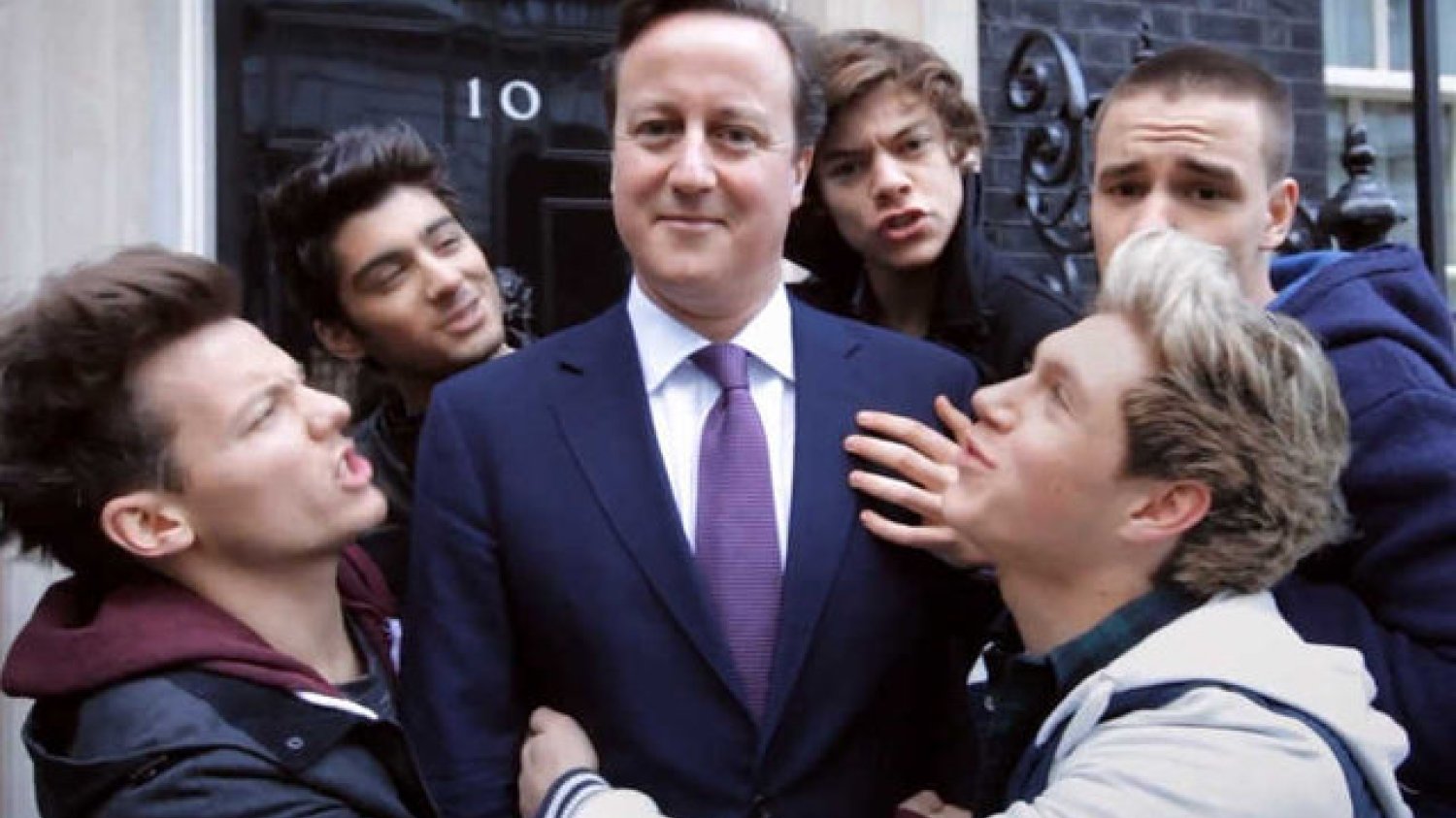 One Direction ma w brytyjskiej popkulturze już taki status, że w jego teledysku wystąpił nawet sam premier Wielkiej Brytanii David Cameron.