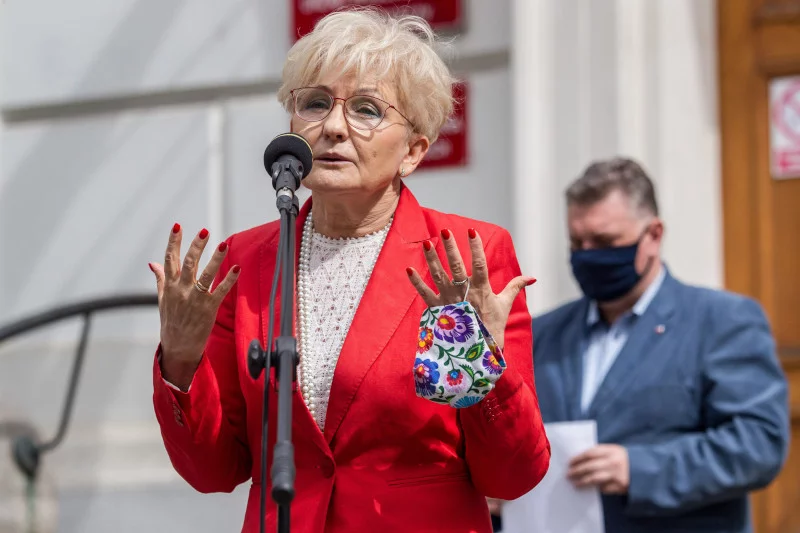 Wiceminister Iwona Michałek straciła kontrolę nad kontem na Twitterze.
