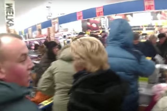 Walka na jednej z promocji Lidla. Sieć od 2 grudnia oferuję torby skórzane Wittchen za 189 zł.