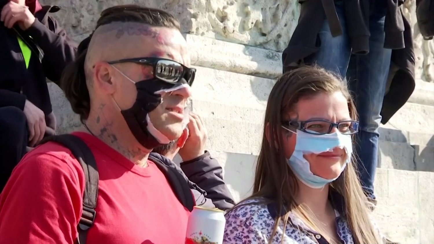 Węgrzy protestowali w niedzielę przeciwko szczepieniom na COVID-19.