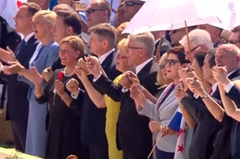 Politycy śpiewają i tańczą "Abba,Ojcze".