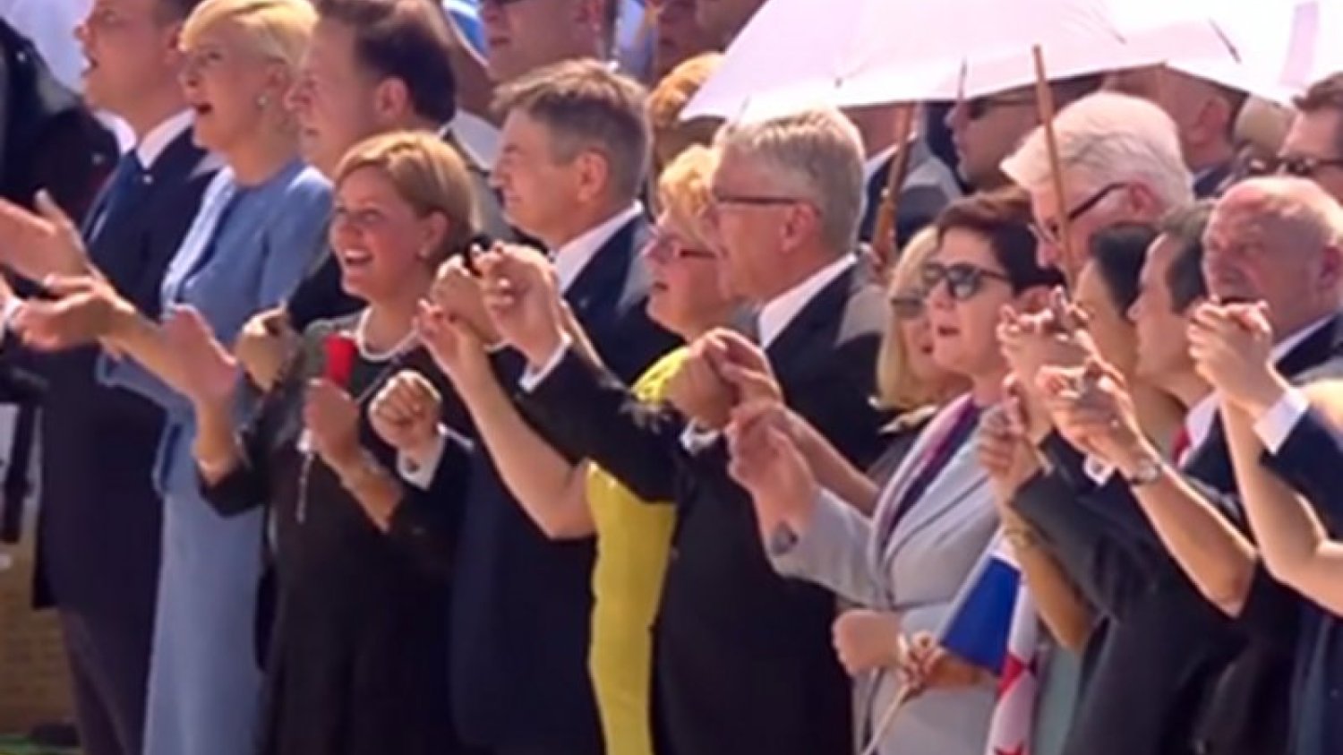 Politycy śpiewają i tańczą "Abba,Ojcze".