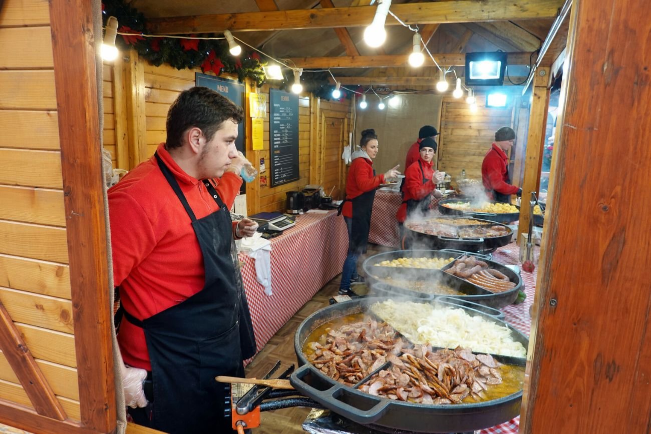 Gorące potrawy na jarmarku bożonarodzeniowym.