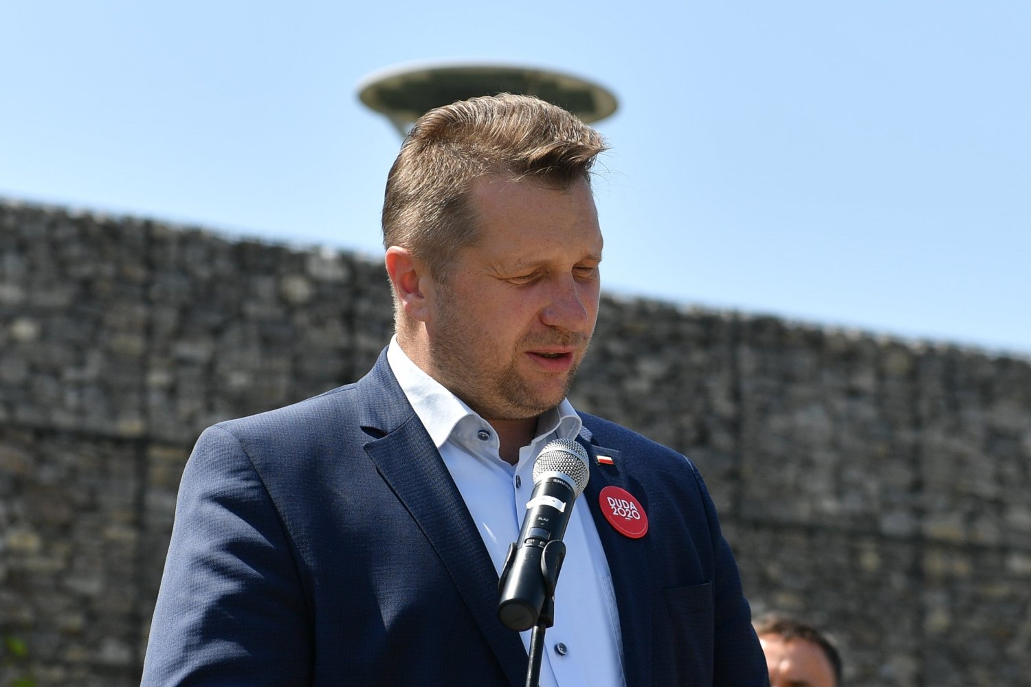 Test na SARS-CoV-2 przeprowadzony u Przemysława Czarnka wywołał spore oburzenie w sieci.