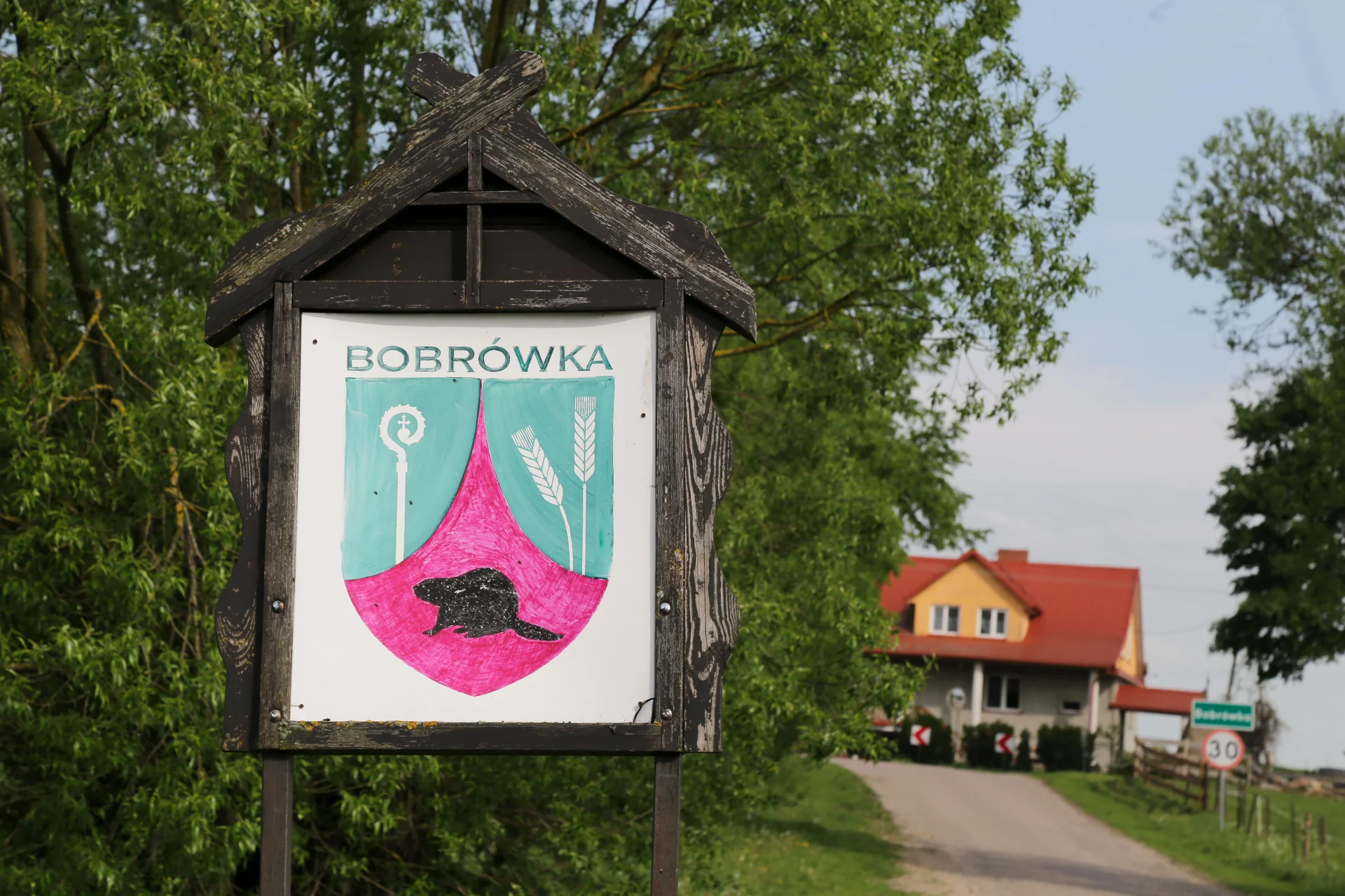 Bobrówka to rodzinna wieś abp. Sławoja Leszka Głódzia, który niedawno został sołtysem stanowiących jej cześć Piasków.