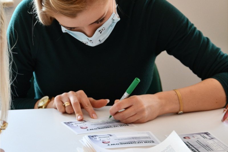 Piękno dla kobieto, to akcja w której branża urodowa przekazuje lekarkom i pielęgniarkom bony, dzięki którym będą mogły pomyśleć o sobie, gdy minie epidemia.