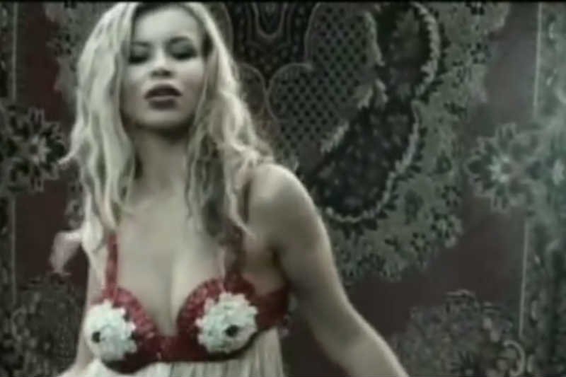 Joanna Krochmalska, żona posła Liroya, przyciąga uwagę plotkarskich portali.