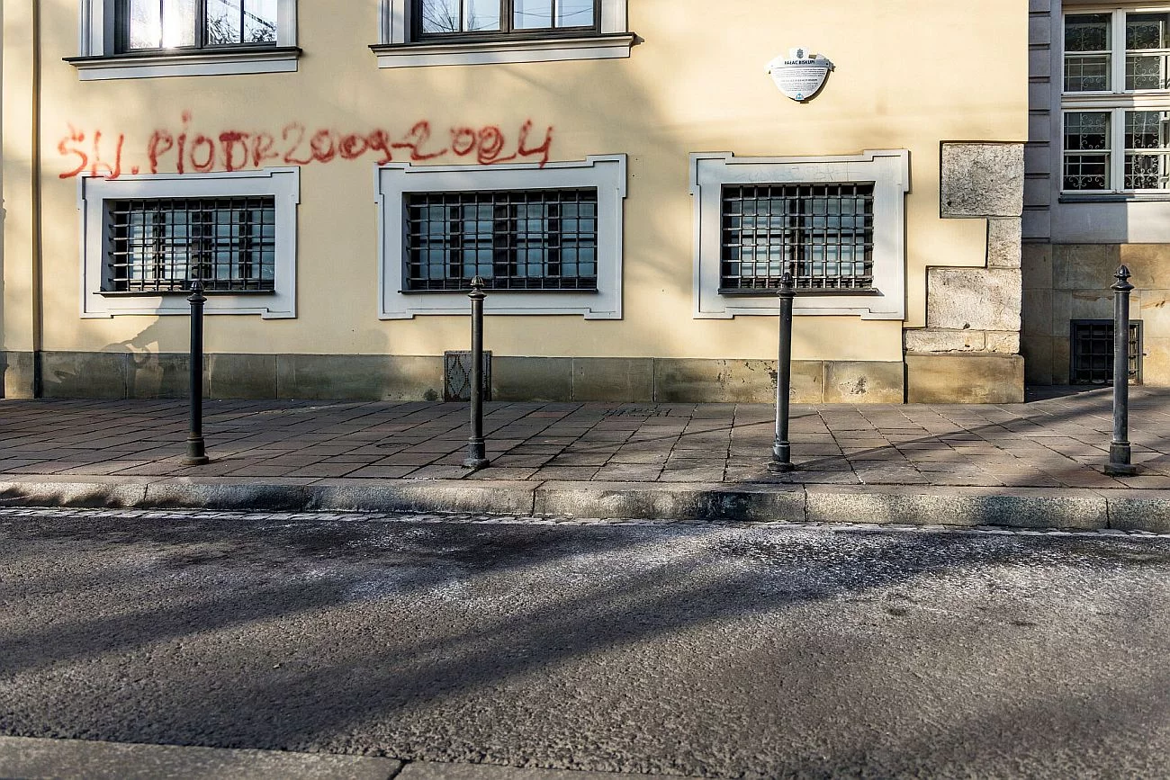 O tragedii w Krakowie przypomina wypalony asfalt i pozostawiony przez mężczyznę napis na murze