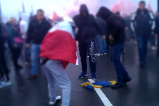 Podczas Marszu Niepodległości miało dojść do zniszczenia flagi Ukrainy.