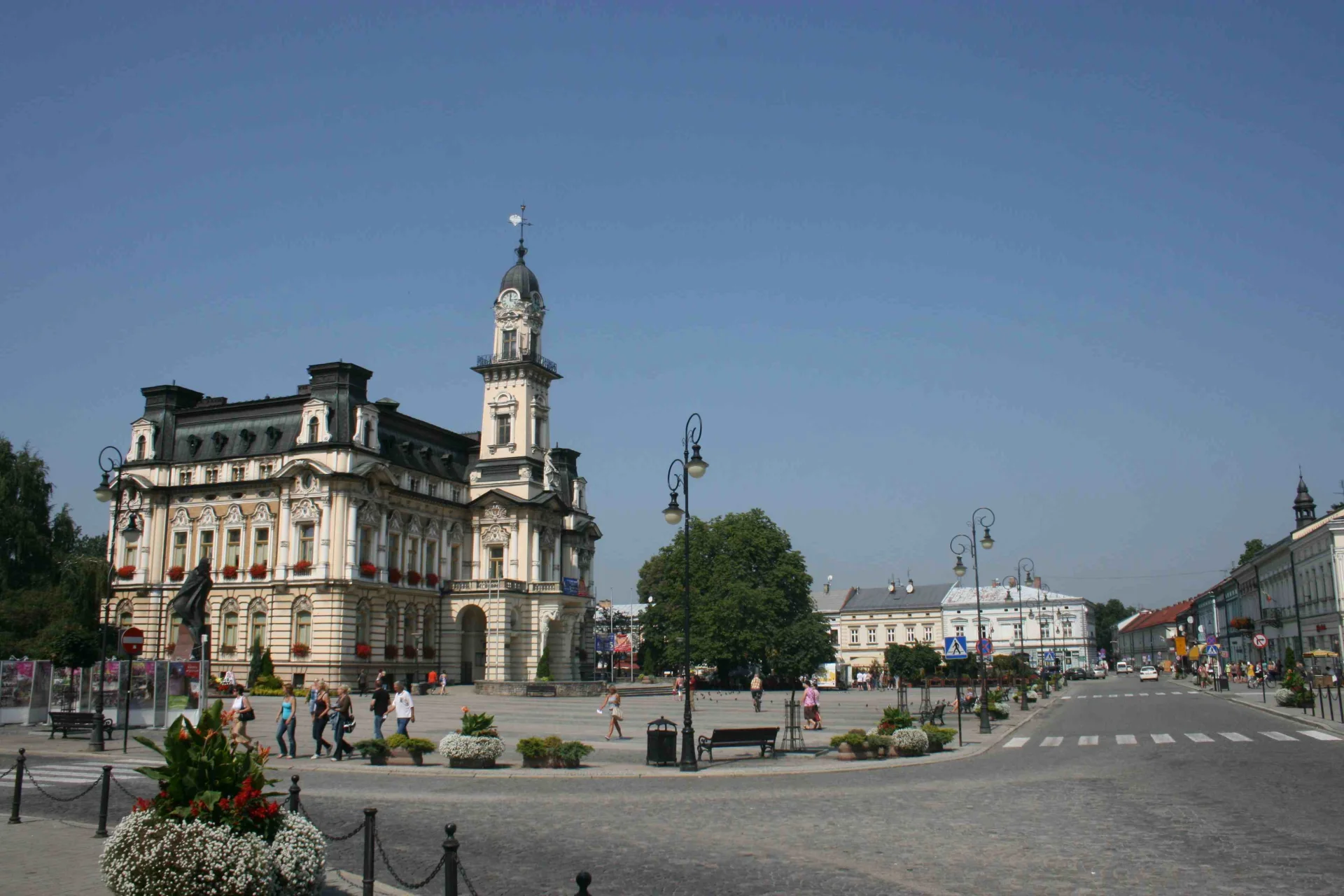Ratusz na rynku w Nowym Sączu i pomnik papieża.